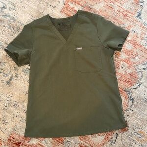 Figs scrubs set in moss